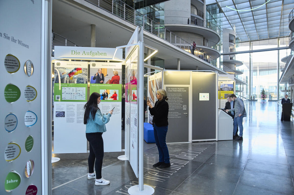  Besucherinnen und Besucher informieren sich in der Wanderausstellung über die Arbeit des Deutschen Bundestages. Starttermin war in der Halle des Paul-Löbe-Hauses. 