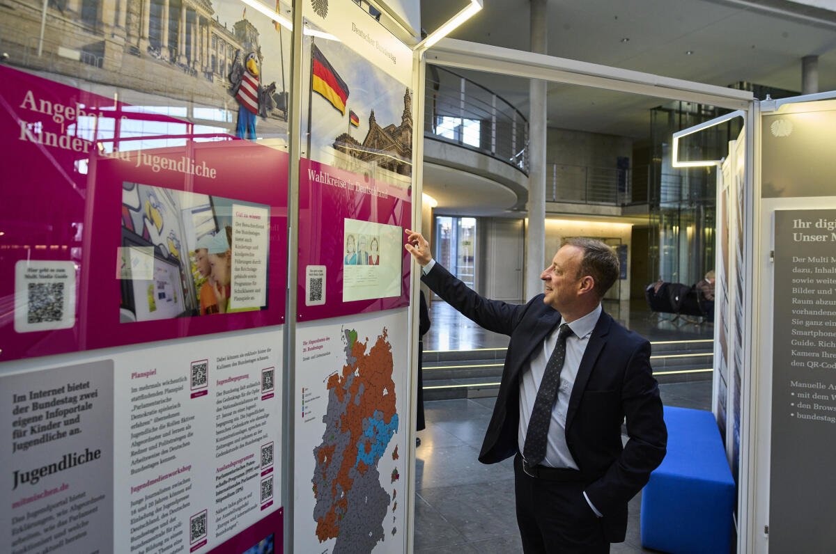  Besucherinnen und Besucher informieren sich in der Wanderausstellung über den Deutschen Bundestag. Starttermin der Ausstellung war in der Halle des Paul-Löbe-Hauses. Neben Informationen auf den Ausstellungstafeln und Bildschirmen erhalten Besucher über QR-Codes weiterführende Infos auf ihr Smartphone. 