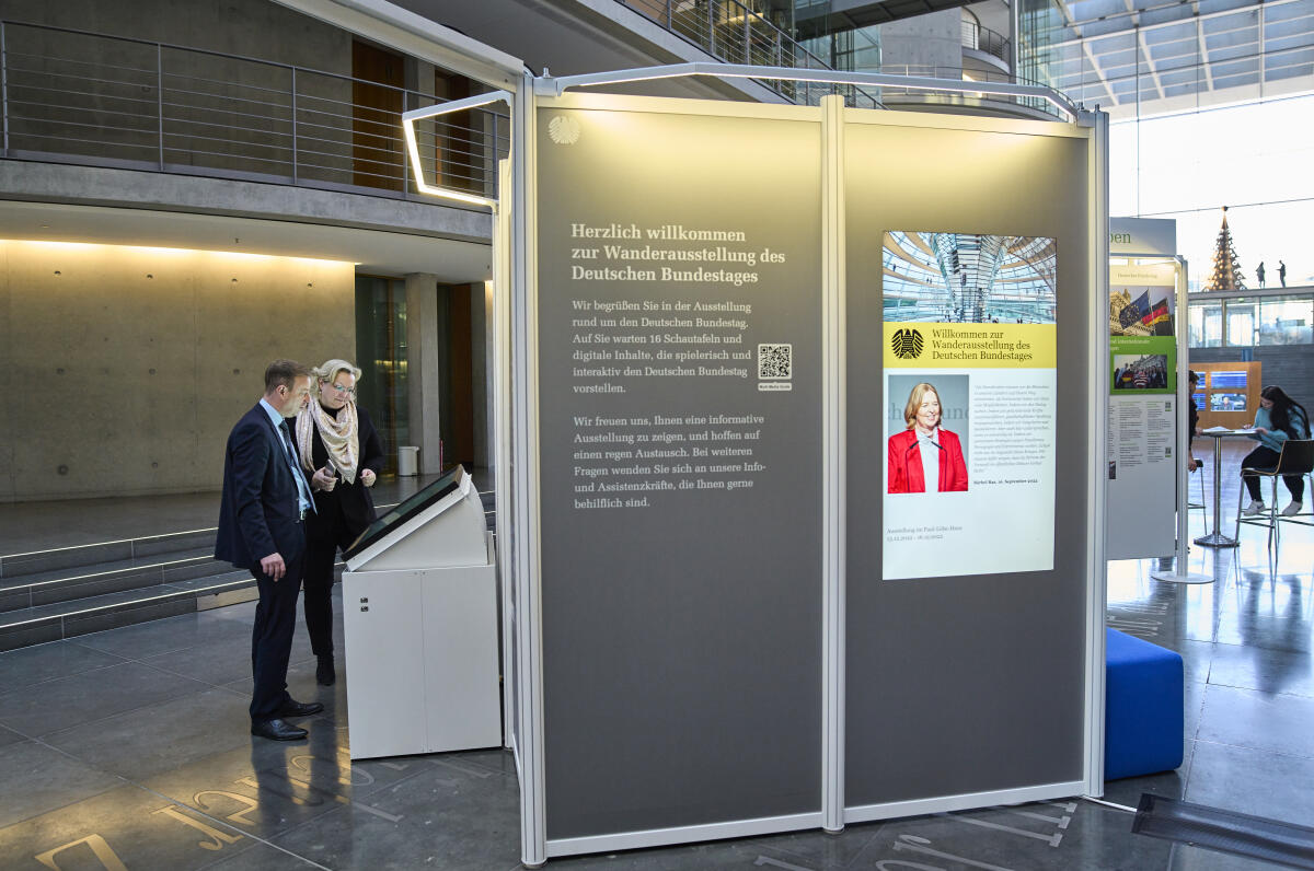 Besucherinnen und Besucher sehen sich die Wanderausstellung des Deutschen Bundestages, hier den Multitouch-Tisch mit interaktiven Angeboten in der Halle des Paul-Löbe-Hauses an. Besucherinnen und Besucher sehen sich die Wanderausstellung des Deutschen Bundestages, hier den Multitouch-Tisch mit interaktiven Angeboten in der Halle des Paul-Löbe-Hauses an.