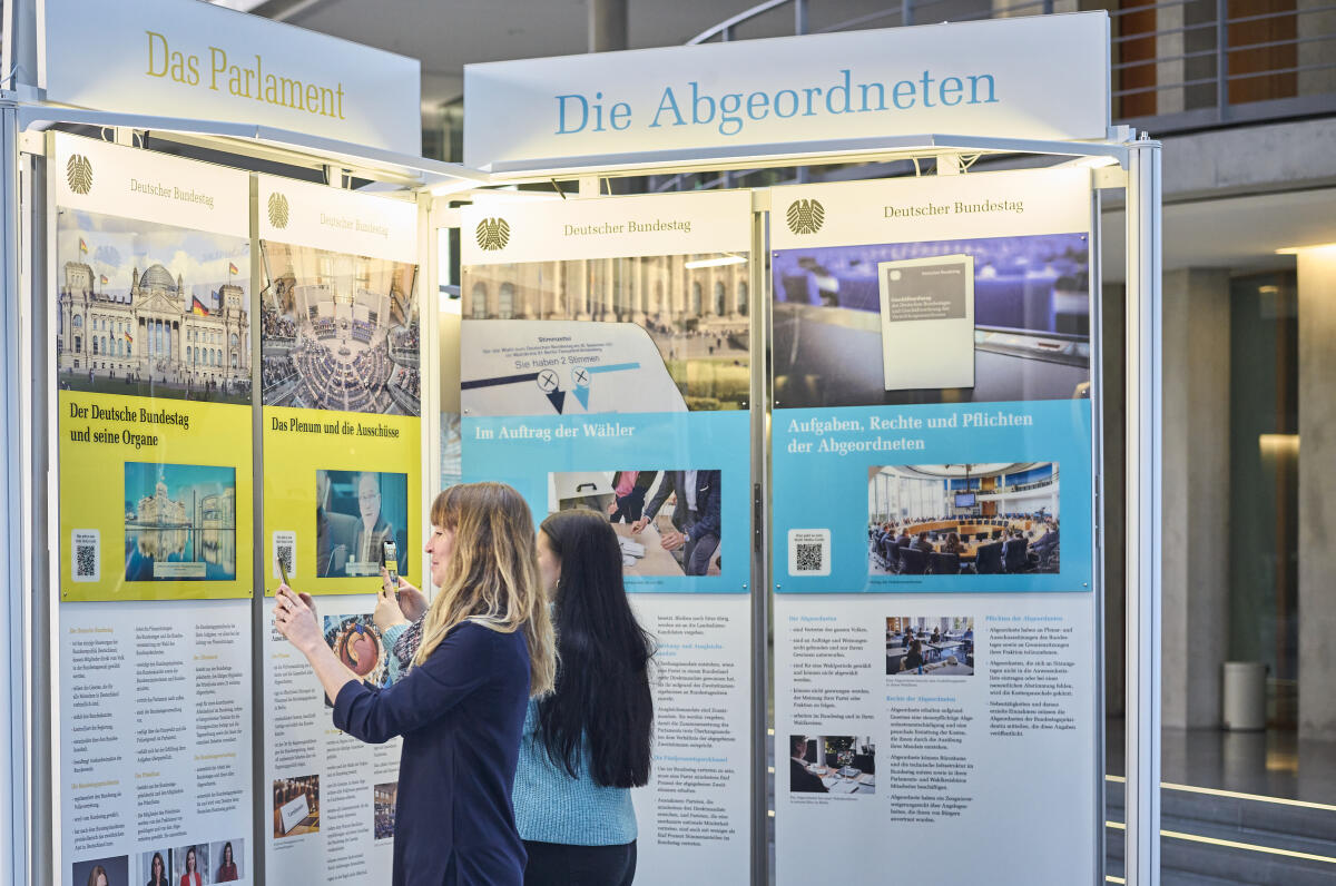  Besucherinnen und Besucher informieren sich in der Wanderausstellung über den Deutschen Bundestag. Starttermin der Ausstellung war in der Halle des Paul-Löbe-Hauses. Neben Informationen auf den Ausstellungstafeln und Bildschirmen erhalten Besucher über QR-Codes weiterführende Infos auf ihr Smartphone. 