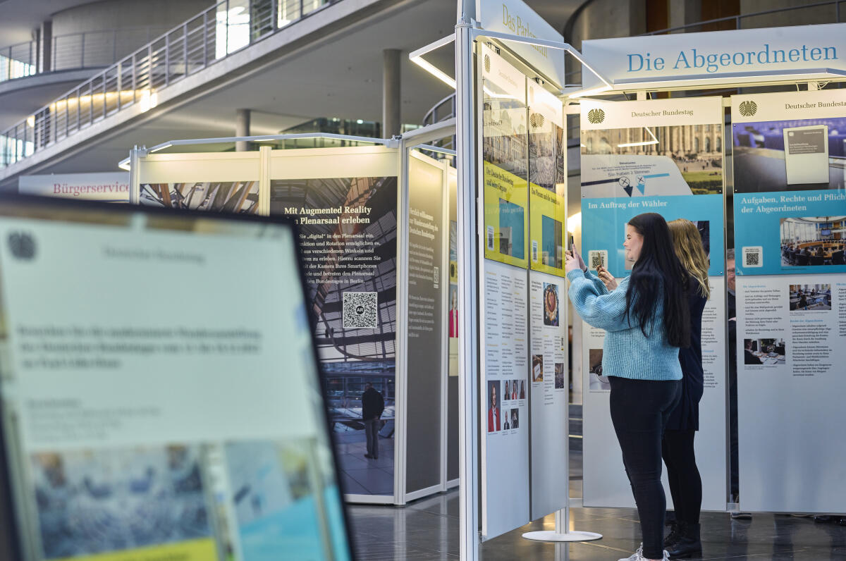Besucherinnen und Besucher informieren sich in der Wanderausstellung über den Deutschen Bundestag. Starttermin der Ausstellung war in der Halle des Paul-Löbe-Hauses. Neben Informationen auf den Ausstellungstafeln und Bildschirmen erhalten Besucher über QR-Codes weiterführende Infos auf ihr Smartphone. Besucherinnen und Besucher informieren sich in der Wanderausstellung über den Deutschen Bundestag. Starttermin der Ausstellung war in der Halle des Paul-Löbe-Hauses. Neben Informationen auf den Ausstellungstafeln und Bildschirmen erhalten Besucher über QR-Codes weiterführende Infos auf ihr Smartphone.