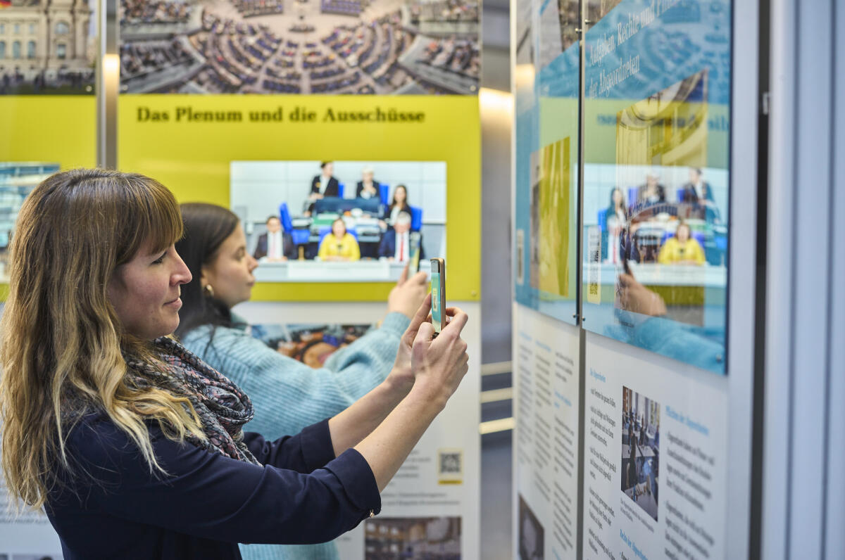 Besucherinnen und Besucher informieren sich in der Wanderausstellung über den Deutschen Bundestag. Starttermin der Ausstellung war in der Halle des Paul-Löbe-Hauses. Neben Informationen auf den Ausstellungstafeln und Bildschirmen erhalten Besucher über QR-Codes weiterführende Infos auf ihr Smartphone. Besucherinnen und Besucher informieren sich in der Wanderausstellung über den Deutschen Bundestag. Starttermin der Ausstellung war in der Halle des Paul-Löbe-Hauses. Neben Informationen auf den Ausstellungstafeln und Bildschirmen erhalten Besucher über QR-Codes weiterführende Infos auf ihr Smartphone.