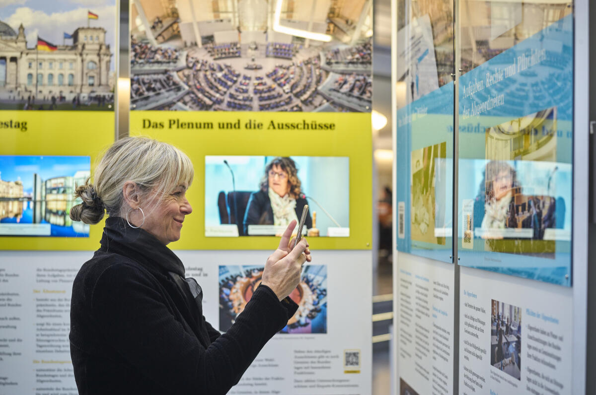  Besucherinnen und Besucher informieren sich in der Wanderausstellung über den Deutschen Bundestag. Starttermin der Ausstellung war in der Halle des Paul-Löbe-Hauses. Neben Informationen auf den Ausstellungstafeln und Bildschirmen erhalten Besucher über QR-Codes weiterführende Infos auf ihr Smartphone. 