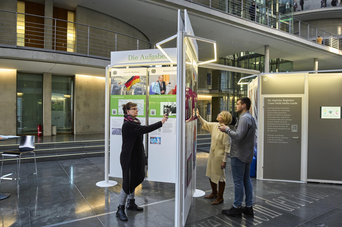  Besucherinnen und Besucher informieren sich in der Wanderausstellung über den Deutschen Bundestag. Starttermin der Ausstellung war in der Halle des Paul-Löbe-Hauses. Neben Informationen auf den Ausstellungstafeln und Bildschirmen erhalten Besucher über QR-Codes weiterführende Infos auf ihr Smartphone. 