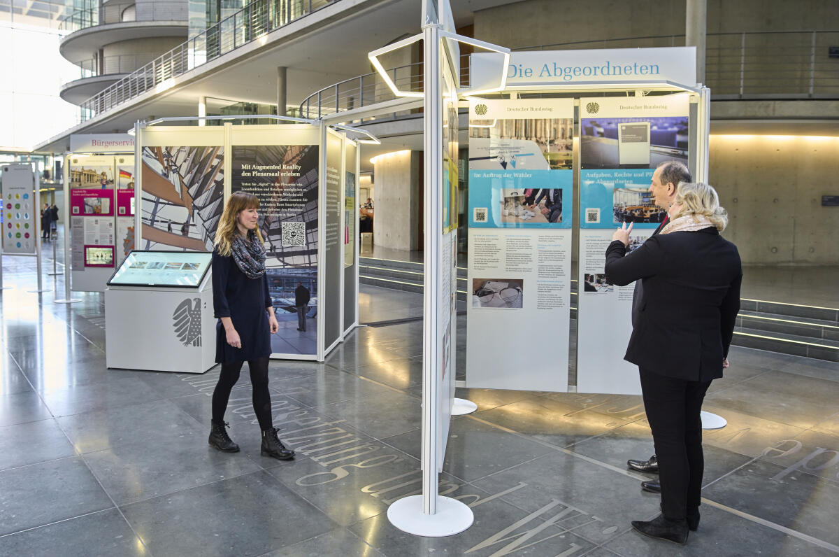 Schäfer, Michael; Heegewaldt, Elisabeth Dr. Michael Schäfer, Direktor beim Deutschen Bundestag, besucht die modernisierte Wanderausstellung des Deutschen Bundestages in der Halle vom Paul-Löbe-Haus. Er wird von Dr. Elisabeth Heegewaldt, Leiterin des Referates Öffentlichkeitsarbeit des Deutschen Bundestages, (rechts), durch die Ausstellung geleitet.; Die Wanderausstellung gastiert bundesweit auf Initiative von Abgeordneten und ihrer Fraktionen in einem Wahlkreis, So haben Besucherinnen und Besucher die Gelegenheit, mit ihren Wahlkreisabgeordneten ins Gespräch zu kommen.