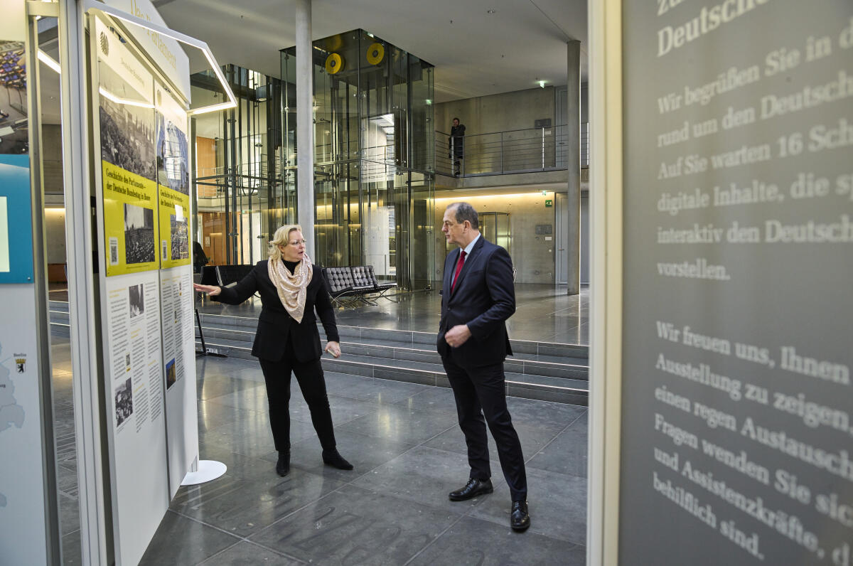 Dr. Michael Schäfer, Direktor beim Deutschen Bundestag, besucht die modernisierte Wanderausstellung des Deutschen Bundestages in der Halle vom Paul-Löbe-Haus. Er wird von Dr. Elisabeth Heegewaldt, Leiterin des Referates Öffentlichkeitsarbeit des Deutschen Bundestages, durch die Ausstellung geleitet.; Die Wanderausstellung gastiert bundesweit auf Initiative von Abgeordneten und ihrer Fraktionen in einem Wahlkreis, So haben Besucherinnen und Besucher die Gelegenheit, mit ihren Wahlkreisabgeordneten ins Gespräch zu kommen. Schäfer, Michael; Heegewaldt, Elisabeth Dr. Michael Schäfer, Direktor beim Deutschen Bundestag, besucht die modernisierte Wanderausstellung des Deutschen Bundestages in der Halle vom Paul-Löbe-Haus. Er wird von Dr. Elisabeth Heegewaldt, Leiterin des Referates Öffentlichkeitsarbeit des Deutschen Bundestages, durch die Ausstellung geleitet.; Die Wanderausstellung gastiert bundesweit auf Initiative von Abgeordneten und ihrer Fraktionen in einem Wahlkreis, So haben Besucherinnen und Besucher die Gelegenheit, mit ihren Wahlkreisabgeordneten ins Gespräch zu kommen.