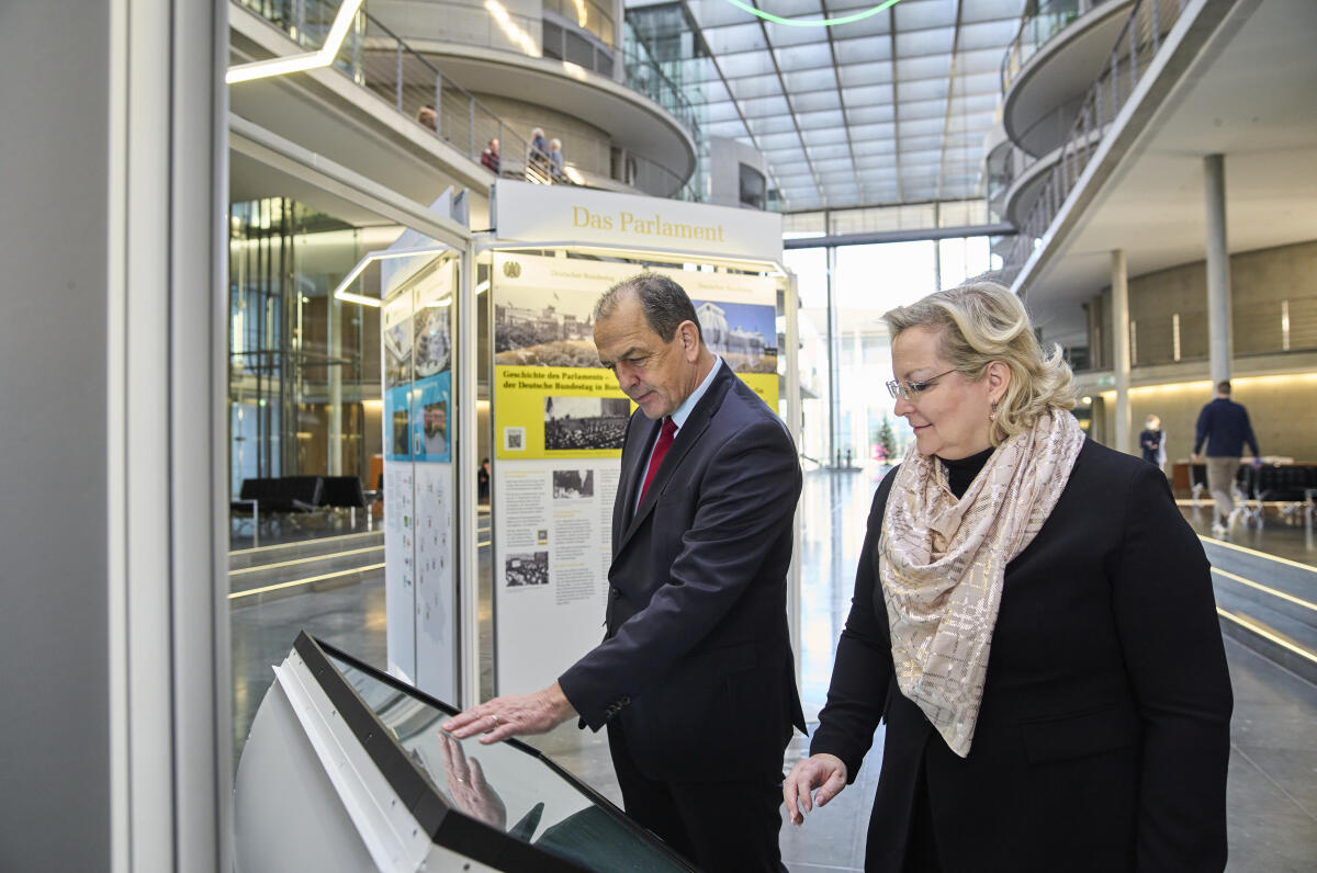 Dr. Michael Schäfer, Direktor beim Deutschen Bundestag, besucht die modernisierte Wanderausstellung des Deutschen Bundestages in der Halle vom Paul-Löbe-Haus. Er wird von Dr. Elisabeth Heegewaldt, Leiterin des Referates Öffentlichkeitsarbeit des Deutschen Bundestages, durch die Ausstellung geleitet.; Die Wanderausstellung gastiert bundesweit auf Initiative von Abgeordneten und ihrer Fraktionen in einem Wahlkreis, So haben Besucherinnen und Besucher die Gelegenheit, mit ihren Wahlkreisabgeordneten ins Gespräch zu kommen. Schäfer, Michael; Heegewaldt, Elisabeth Dr. Michael Schäfer, Direktor beim Deutschen Bundestag, besucht die modernisierte Wanderausstellung des Deutschen Bundestages in der Halle vom Paul-Löbe-Haus. Er wird von Dr. Elisabeth Heegewaldt, Leiterin des Referates Öffentlichkeitsarbeit des Deutschen Bundestages, durch die Ausstellung geleitet.; Die Wanderausstellung gastiert bundesweit auf Initiative von Abgeordneten und ihrer Fraktionen in einem Wahlkreis, So haben Besucherinnen und Besucher die Gelegenheit, mit ihren Wahlkreisabgeordneten ins Gespräch zu kommen.