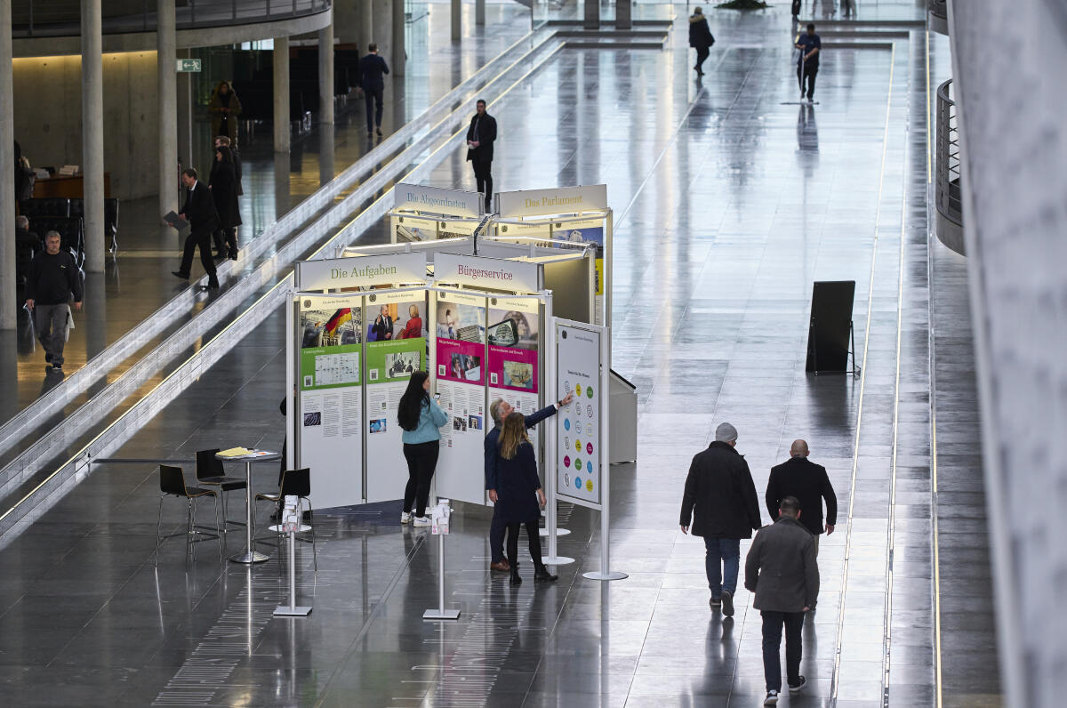  Besucherinnen und Besucher informieren sich in der Wanderausstellung über die Arbeit des Deutschen Bundestages. Starttermin war in der Halle des Paul-Löbe-Hauses. 