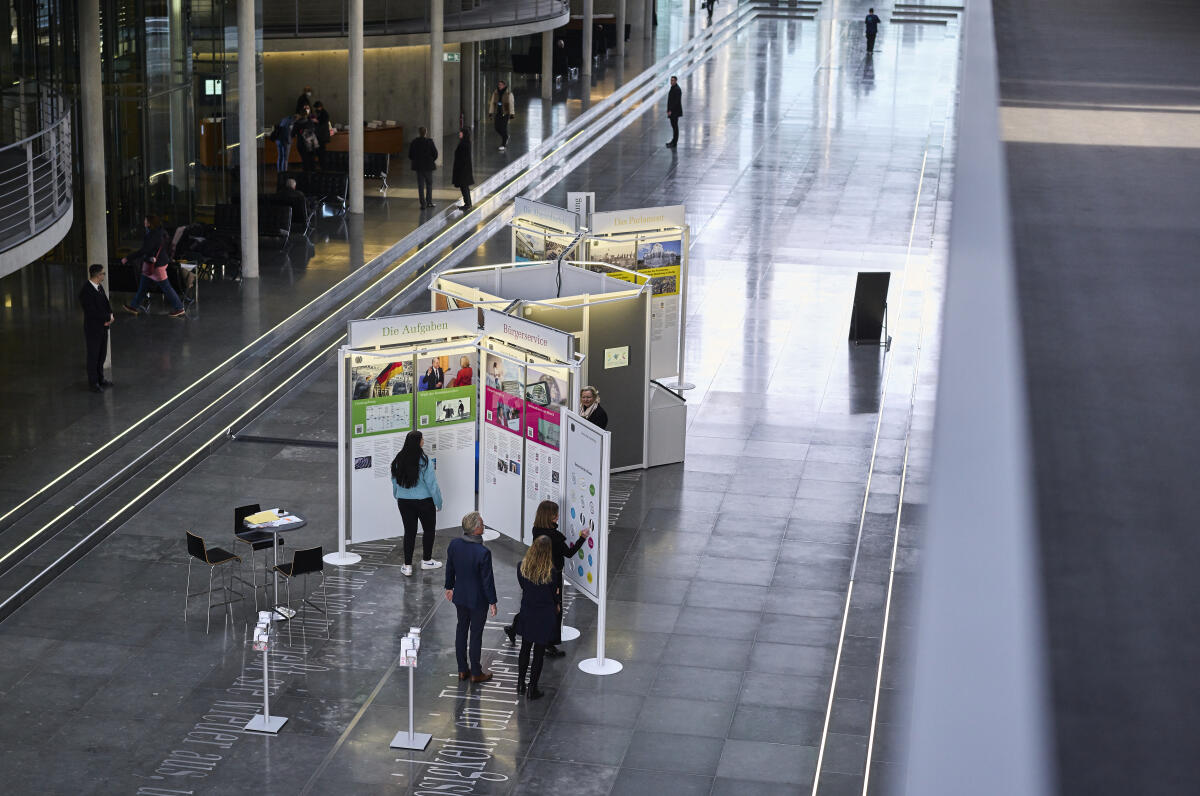  Besucherinnen und Besucher informieren sich in der Wanderausstellung über die Arbeit des Deutschen Bundestages. Starttermin war in der Halle des Paul-Löbe-Hauses. 