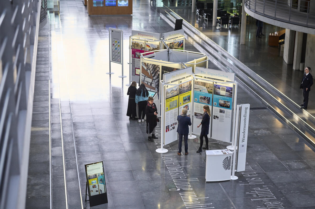  Besucherinnen und Besucher informieren sich in der Wanderausstellung über die Arbeit des Deutschen Bundestages. Starttermin war in der Halle des Paul-Löbe-Hauses. 