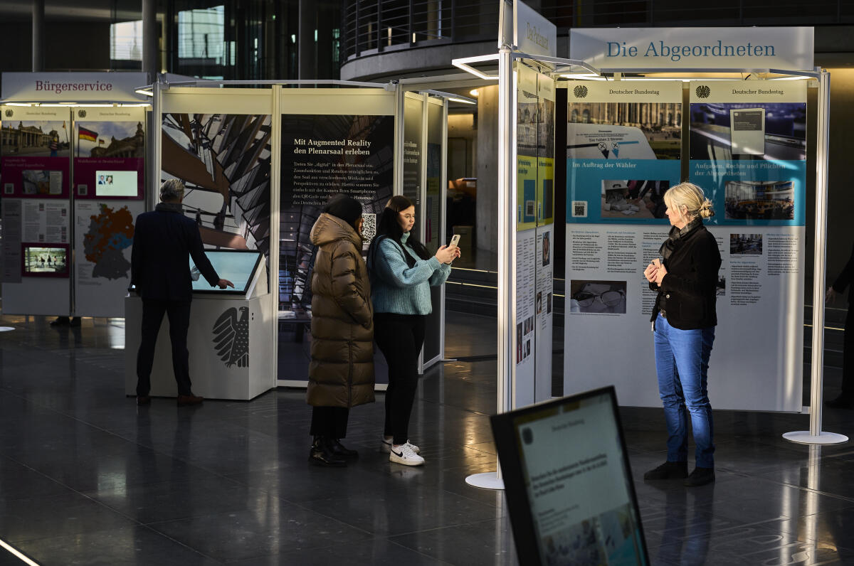  Besucherinnen und Besucher informieren sich in der Wanderausstellung über den Deutschen Bundestag. Starttermin der Ausstellung war in der Halle des Paul-Löbe-Hauses. Neben Informationen auf den Ausstellungstafeln und Bildschirmen erhalten Besucher über QR-Codes weiterführende Infos auf ihr Smartphone. 