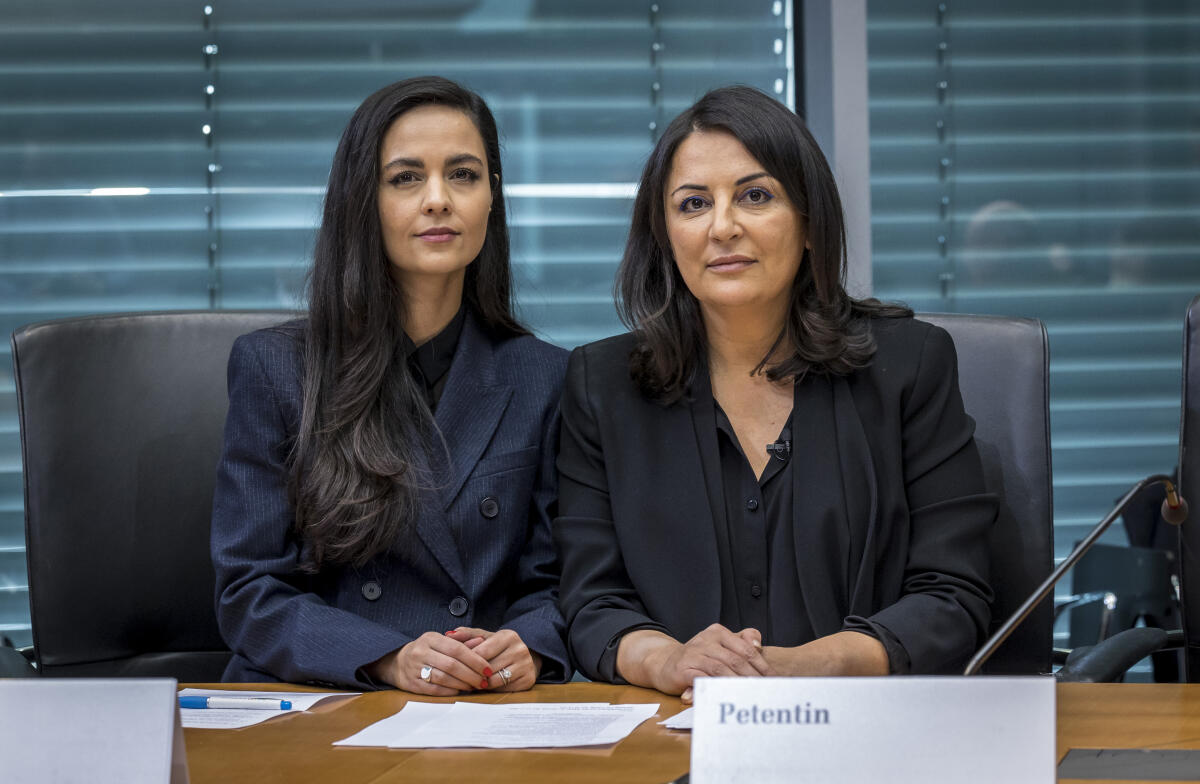 Petentin Duezen Tekkal mit Begleitung Shahrzad Eden Osterer während der Sitzung des Petitionsausschusses zum Thema: Außenpolitik - Unterstützung der Freiheitsbewegung im Iran. Petentin Duezen Tekkal mit Begleitung Shahrzad Eden Osterer während der Sitzung des Petitionsausschusses zum Thema: Außenpolitik - Unterstützung der Freiheitsbewegung im Iran.