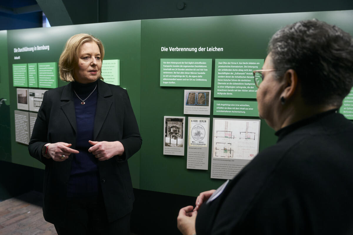 Bundestagspräsidentin Bärbel Bas (l) besucht die Gedenkstätte für Opfer der NS-"Euthanasie" in Bernburg an der Saale.; Hier mit Dr. Ute Hoffman (r), Leiterin der Gedenkstätte für Opfer der NS-"Euthanasie" Bernburg. Bas, Bärbel Bundestagspräsidentin Bärbel Bas (l) besucht die Gedenkstätte für Opfer der NS-"Euthanasie" in Bernburg an der Saale.; Hier mit Dr. Ute Hoffman (r), Leiterin der Gedenkstätte für Opfer der NS-"Euthanasie" Bernburg.