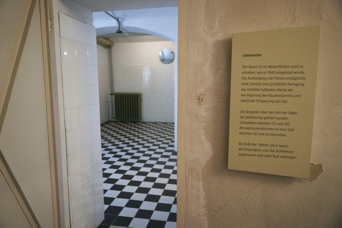 Bundestagspräsidentin Bärbel Bas besucht die Gedenkstätte für Opfer der NS-"Euthanasie" in Bernburg an der Saale.; Hier: Innenaufnahme der ehemalige Gaskammer in der Gedenkstätte für Opfer der NS-"Euthanasie" in Bernburg an der Saale. Bas, Bärbel Bundestagspräsidentin Bärbel Bas besucht die Gedenkstätte für Opfer der NS-"Euthanasie" in Bernburg an der Saale.; Hier: Innenaufnahme der ehemalige Gaskammer in der Gedenkstätte für Opfer der NS-"Euthanasie" in Bernburg an der Saale.