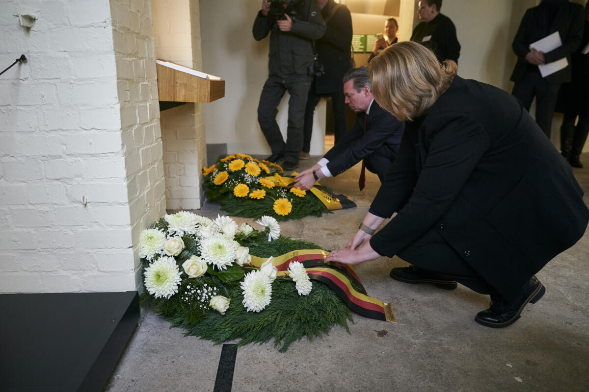Bundestagspräsidentin Bärbel Bas (r) und Dr. Sebastian Putz (2vr), Staatssekretär für Kultur des Landes Sachsen-Anhalt und Vorsitzender des Stiftungsrates der Stiftung Gedenkstätten Sachsen-Anhalt legen Kränze im Bereich des ehemaligen Krematoriums der Gedenkstätte für Opfer der NS-"Euthanasie" in Bernburg an der Saale nieder. Bas, Bärbel Bundestagspräsidentin Bärbel Bas (r) und Dr. Sebastian Putz (2vr), Staatssekretär für Kultur des Landes Sachsen-Anhalt und Vorsitzender des Stiftungsrates der Stiftung Gedenkstätten Sachsen-Anhalt legen Kränze im Bereich des ehemaligen Krematoriums der Gedenkstätte für Opfer der NS-"Euthanasie" in Bernburg an der Saale nieder.