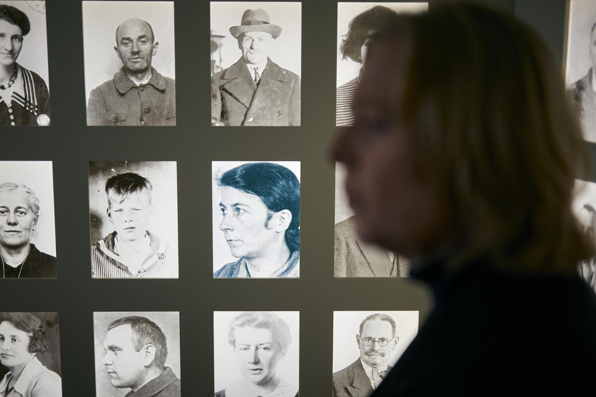 Bundestagspräsidentin Bärbel Bas (im Vordergrund verschwommen) besucht die Gedenkstätte für Opfer der NS-"Euthanasie" in Bernburg an der Saale.; Hier vor einen Foto von Mary Pünjer auf einer Glasplatte in der Bilderwand von NS-Opfern im ehemaligen Krematorium als Bestandteil der Dauerausstellung. Bas, Bärbel Bundestagspräsidentin Bärbel Bas (im Vordergrund verschwommen) besucht die Gedenkstätte für Opfer der NS-"Euthanasie" in Bernburg an der Saale.; Hier vor einen Foto von Mary Pünjer auf einer Glasplatte in der Bilderwand von NS-Opfern im ehemaligen Krematorium als Bestandteil der Dauerausstellung.