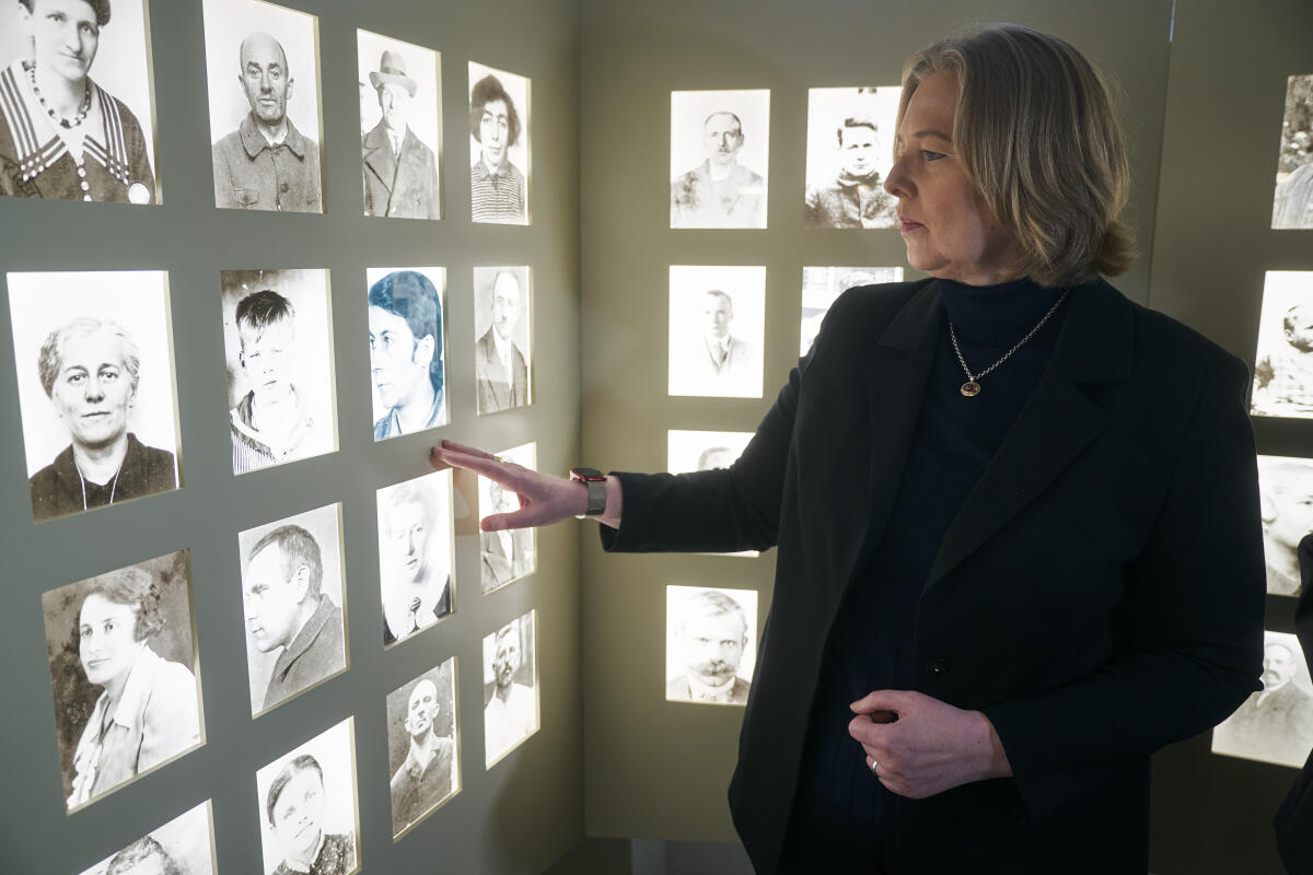 Bundestagspräsidentin Bärbel Bas (im Bild) besucht die Gedenkstätte für Opfer der NS-"Euthanasie" in Bernburg an der Saale.; Hier vor einen Foto von Mary Pünjer auf einer Glasplatte in der Bilderwand von NS-Opfern im ehemaligen Krematorium als Bestandteil der Dauerausstellung. Bas, Bärbel Bundestagspräsidentin Bärbel Bas (im Bild) besucht die Gedenkstätte für Opfer der NS-"Euthanasie" in Bernburg an der Saale.; Hier vor einen Foto von Mary Pünjer auf einer Glasplatte in der Bilderwand von NS-Opfern im ehemaligen Krematorium als Bestandteil der Dauerausstellung.