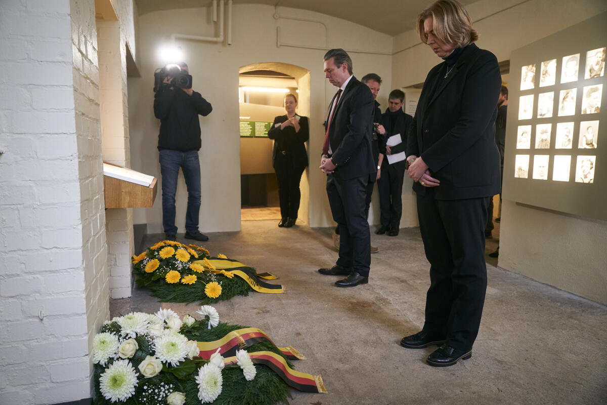 Bundestagspräsidentin Bärbel Bas (r) und Dr. Sebastian Putz (3vl), Staatssekretär für Kultur des Landes Sachsen-Anhalt und Vorsitzender des Stiftungsrates der Stiftung Gedenkstätten Sachsen-Anhalt legen Kränze im Bereich des ehemaligen Krematoriums der Gedenkstätte für Opfer der NS-"Euthanasie" in Bernburg an der Saale nieder und halten eine Schweigeminute. Bas, Bärbel Bundestagspräsidentin Bärbel Bas (r) und Dr. Sebastian Putz (3vl), Staatssekretär für Kultur des Landes Sachsen-Anhalt und Vorsitzender des Stiftungsrates der Stiftung Gedenkstätten Sachsen-Anhalt legen Kränze im Bereich des ehemaligen Krematoriums der Gedenkstätte für Opfer der NS-"Euthanasie" in Bernburg an der Saale nieder und halten eine Schweigeminute.