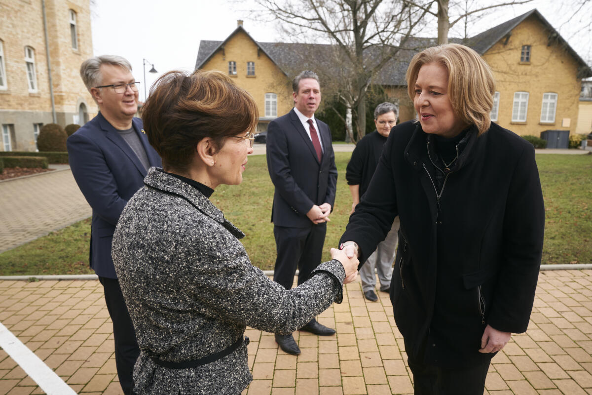 Bas, Bärbel Bundestagspräsidentin Bärbel Bas (r) begrüßt Dr. med. Antje Möhlig (l), Ärztliche Direktorin, dahinter Dr. Kai Langer, Leiter der Stiftung Gedenkstätten Sachsen-Anhalt (2vl), Dr. Sebastian Putz, Staatssekretär für Kultur des Landes Sachsen-Anhalt und Vorsitzender des Stiftungsrates der Stiftung Gedenkstätten Sachsen-Anhalt (m) und Dr. Ute Hoffman (2vr), Leiterin der Gedenkstätte für Opfer der NS-"Euthanasie" Bernburg, bei ihrem Besuch der Gedenkstätte für Opfer der NS-"Euthanasie" in Bernburg an der Saale.