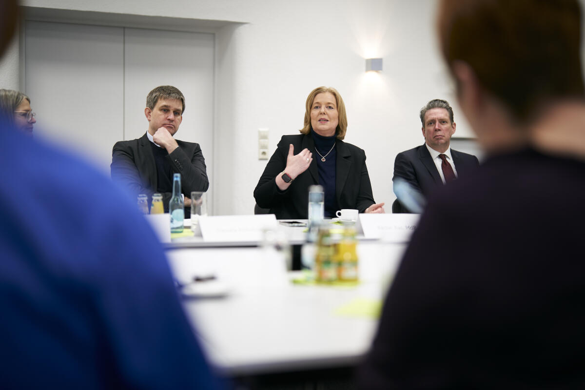 Bundestagspräsidentin Bärbel Bas (m) im Gespräch mit Vertretern des psychiatrischen Fachklinikums und der Stiftung Gedenkstätten Sachsen-Anhalt bei ihrem Besuch der Gedenkstätte für Opfer der NS-"Euthanasie" in Bernburg an der Saale (hier mit Dr. Sebastian Putz (r), Staatssekretär für Kultur des Landes Sachsen-Anhalt und Vorsitzender des Stiftungsrates der Stiftung Gedenkstätten Sachsen-Anhalt und Jan Henrik Fahlbusch (l), Protokoll Bundestag. Bas, Bärbel Bundestagspräsidentin Bärbel Bas (m) im Gespräch mit Vertretern des psychiatrischen Fachklinikums und der Stiftung Gedenkstätten Sachsen-Anhalt bei ihrem Besuch der Gedenkstätte für Opfer der NS-"Euthanasie" in Bernburg an der Saale (hier mit Dr. Sebastian Putz (r), Staatssekretär für Kultur des Landes Sachsen-Anhalt und Vorsitzender des Stiftungsrates der Stiftung Gedenkstätten Sachsen-Anhalt und Jan Henrik Fahlbusch (l), Protokoll Bundestag.