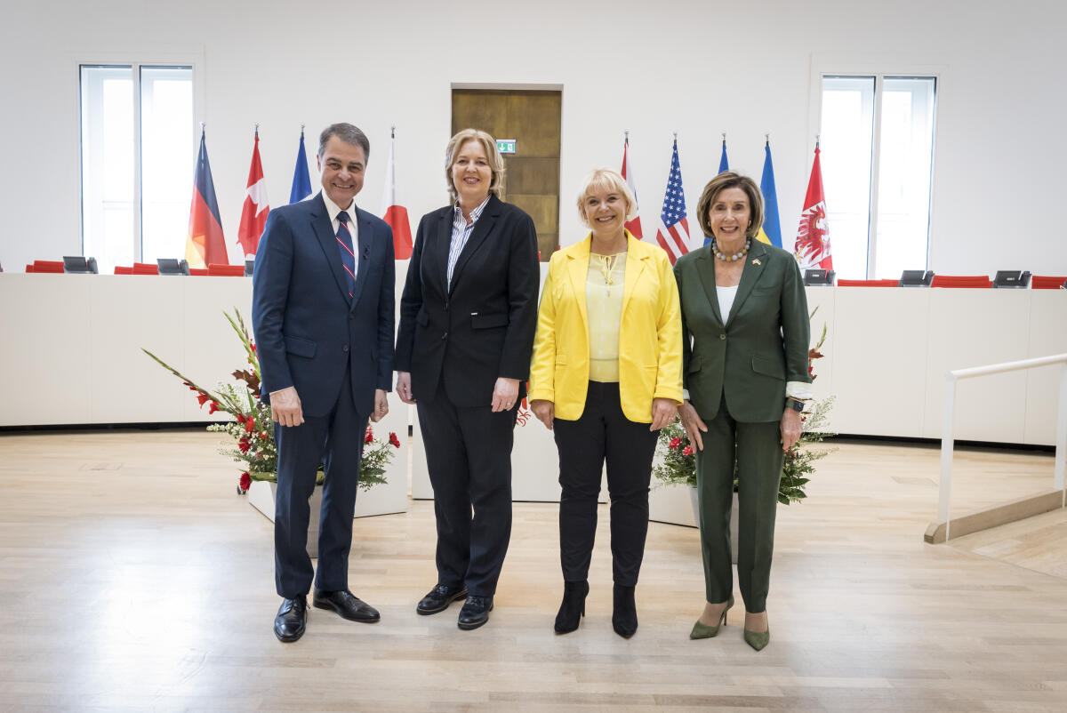 Bas, Bärbel Vom 15. bis 17. September 2022 treffen sich auf Einladung der Bundestagspräsidentin Bärbel Bas die Präsidentinnen und Präsidenten der Parlamente der G7-Staaten und des Europäischen Parlaments in Berlin. Im Rahmen des Programms besuchten die Gastdelegationen auf Einladung der Landtagspräsidentin Prof. Dr. Ulrike Liedtke den Landtag Brandenburg.; Hier: Gruppenfoto mit dem (v.l.) Präsidenten des House of Commons (Kanada) Anthony Rota, Bundestagspräsidentin Bärbel Bas, Landtagspräsidentin Ulrike Liedtke und der Präsidentin des Repräsentantenhauses (USA) Nancy Pelosi.; 