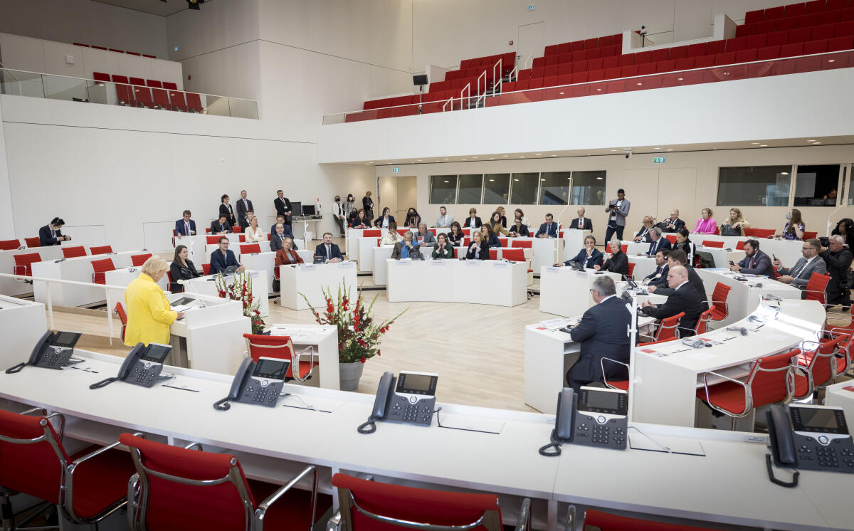 Bas, Bärbel Vom 15. bis 17. September 2022 treffen sich auf Einladung der Bundestagspräsidentin Bärbel Bas die Präsidentinnen und Präsidenten der Parlamente der G7-Staaten und des Europäischen Parlaments in Berlin. Im Rahmen des Programms besuchten die Gastdelegationen auf Einladung der Landtagspräsidentin Prof. Dr. Ulrike Liedtke den Landtag Brandenburg.; Hier: Blick in den Plenarsaal des Landtages, Landtagspräsidentin Ulrike Liedtke am Rednerpult. 