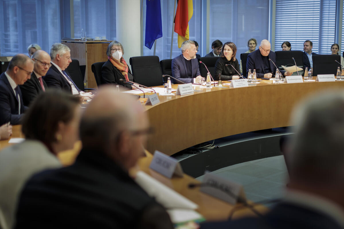 Bundesaußenministerin Annalena Baerbock (2vr), Bündnis 90/Die Grünen, MdB, zu Gast im Auswärtigen Ausschuss unter Leitung des Vorsitzenden Michael Roth (3vr), SPD, MdB. Baerbock, Annalena; Roth, Michael Bundesaußenministerin Annalena Baerbock (2vr), Bündnis 90/Die Grünen, MdB, zu Gast im Auswärtigen Ausschuss unter Leitung des Vorsitzenden Michael Roth (3vr), SPD, MdB.