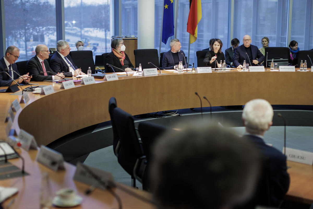 Bundesaußenministerin Annalena Baerbock (2vr), Bündnis 90/Die Grünen, MdB, zu Gast im Auswärtigen Ausschuss unter Leitung des Vorsitzenden Michael Roth (3vr), SPD, MdB. Baerbock, Annalena; Roth, Michael Bundesaußenministerin Annalena Baerbock (2vr), Bündnis 90/Die Grünen, MdB, zu Gast im Auswärtigen Ausschuss unter Leitung des Vorsitzenden Michael Roth (3vr), SPD, MdB.