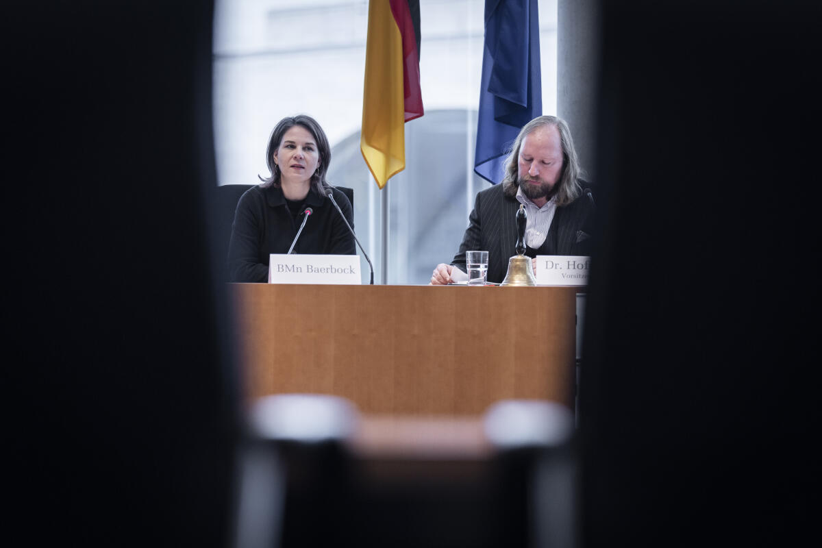 Baerbock, Annalena; Hofreiter, Anton Bundesaußenministerin Annalena Baerbock (l), Bündnis 90/Die Grünen, MdB, zu Gast im Europaausschuss unter Leitung des Vorsitzenden Dr. Anton Hofreiter (r), Bündnis 90/Die Grünen, MdB.
