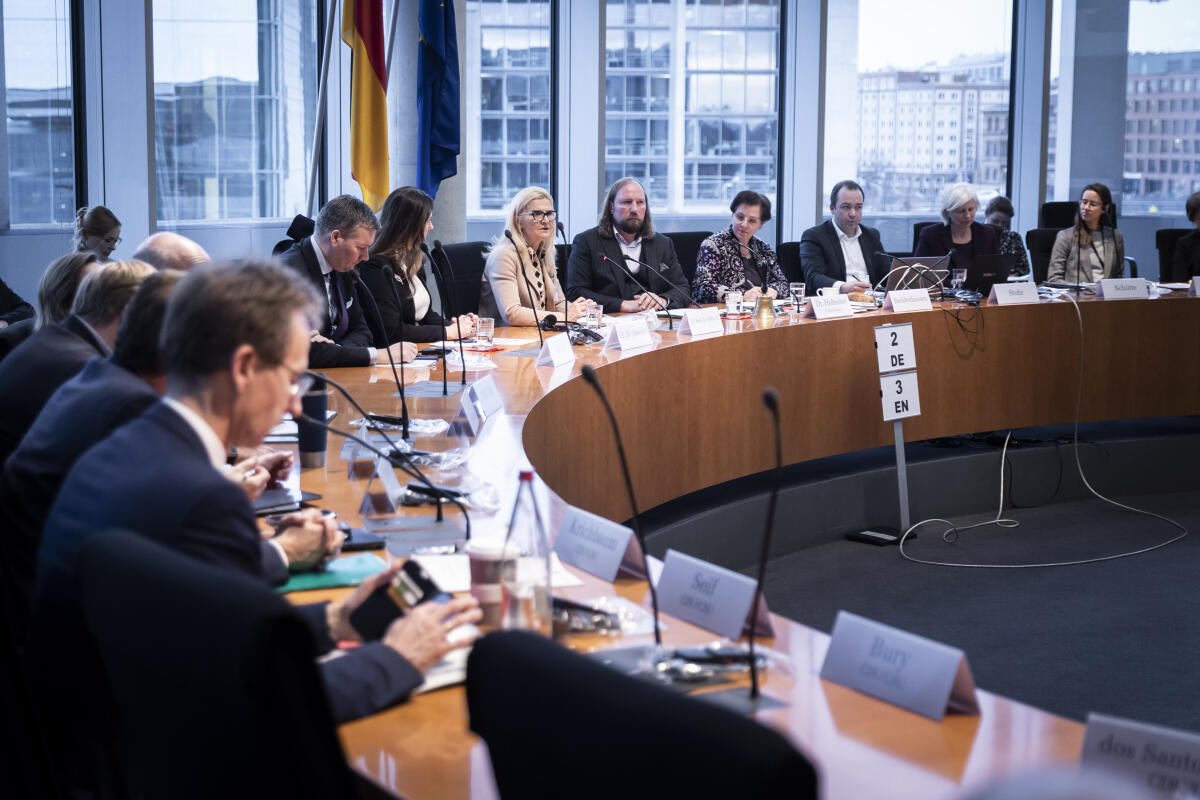 Gespräch des Europaausschusses mit der serbischen Ministerin für europäische Integration, Tanja Miščević (6.vr) unter Leitung des Vorsitzenden, Dr. Anton Hofreiter (5.vr), Bündnis 90/Die Grünen, MdB. Hofreiter, Anton Gespräch des Europaausschusses mit der serbischen Ministerin für europäische Integration, Tanja Miščević (6.vr) unter Leitung des Vorsitzenden, Dr. Anton Hofreiter (5.vr), Bündnis 90/Die Grünen, MdB.