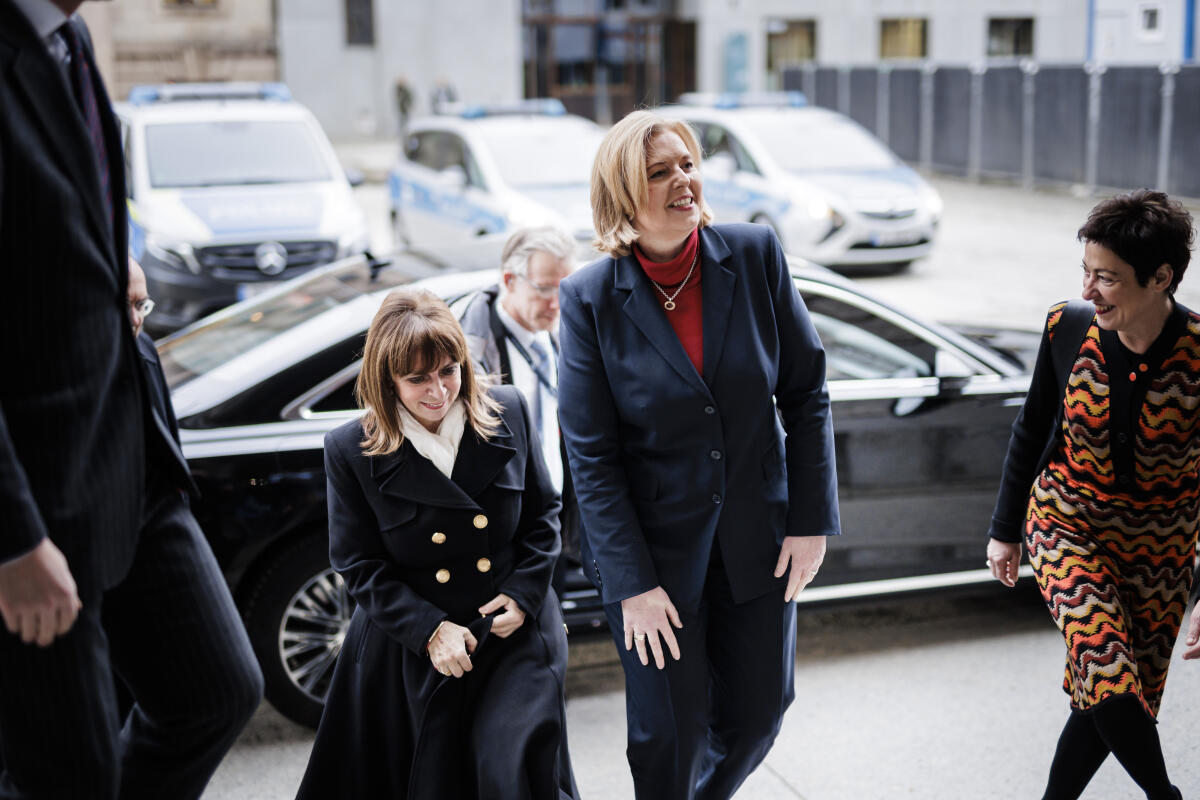 Bundestagspräsidentin Bärbel Bas (2vr), SPD, MdB, empfängt die griechische Staatspräsidentin, Katerina Sakellaropoulou (l), zu einem Gespräch. Bas, Bärbel Bundestagspräsidentin Bärbel Bas (2vr), SPD, MdB, empfängt die griechische Staatspräsidentin, Katerina Sakellaropoulou (l), zu einem Gespräch.