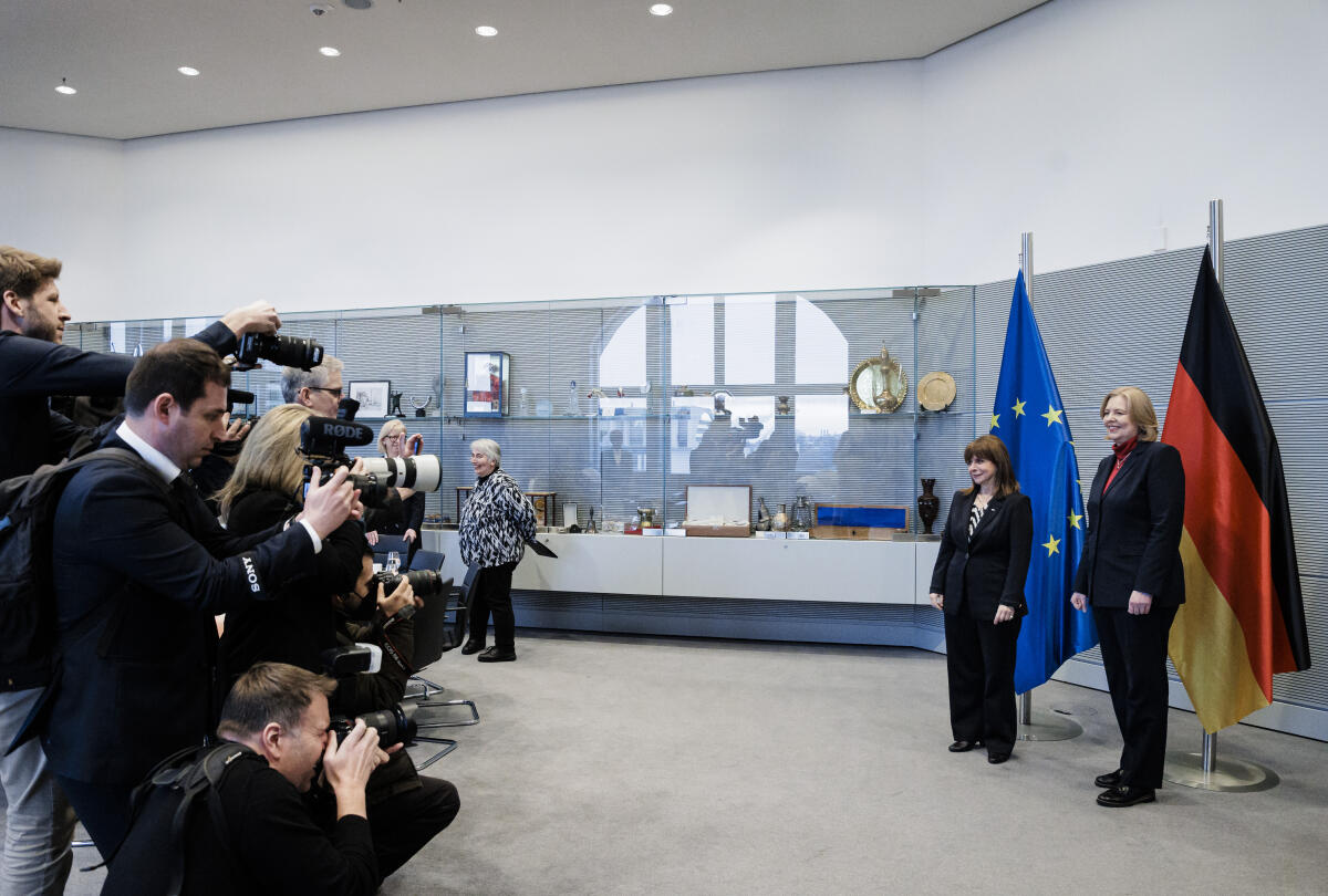 Bundestagspräsidentin Bärbel Bas (r), SPD, MdB, empfängt die griechische Staatspräsidentin, Katerina Sakellaropoulou (2vr), zu einem Gespräch. Bas, Bärbel Bundestagspräsidentin Bärbel Bas (r), SPD, MdB, empfängt die griechische Staatspräsidentin, Katerina Sakellaropoulou (2vr), zu einem Gespräch.