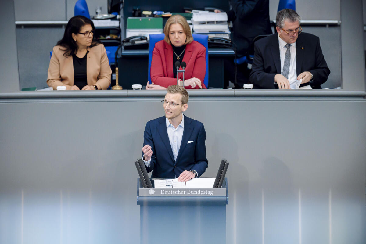 Daniel Rinkert, SPD, MdB, hält eine Rede zu TOP 7 „Verwaltungsgerichtsverfahren im Infrastrukturbereich“ im Plenum. Rinkert, Daniel Daniel Rinkert, SPD, MdB, hält eine Rede zu TOP 7 „Verwaltungsgerichtsverfahren im Infrastrukturbereich“ im Plenum.