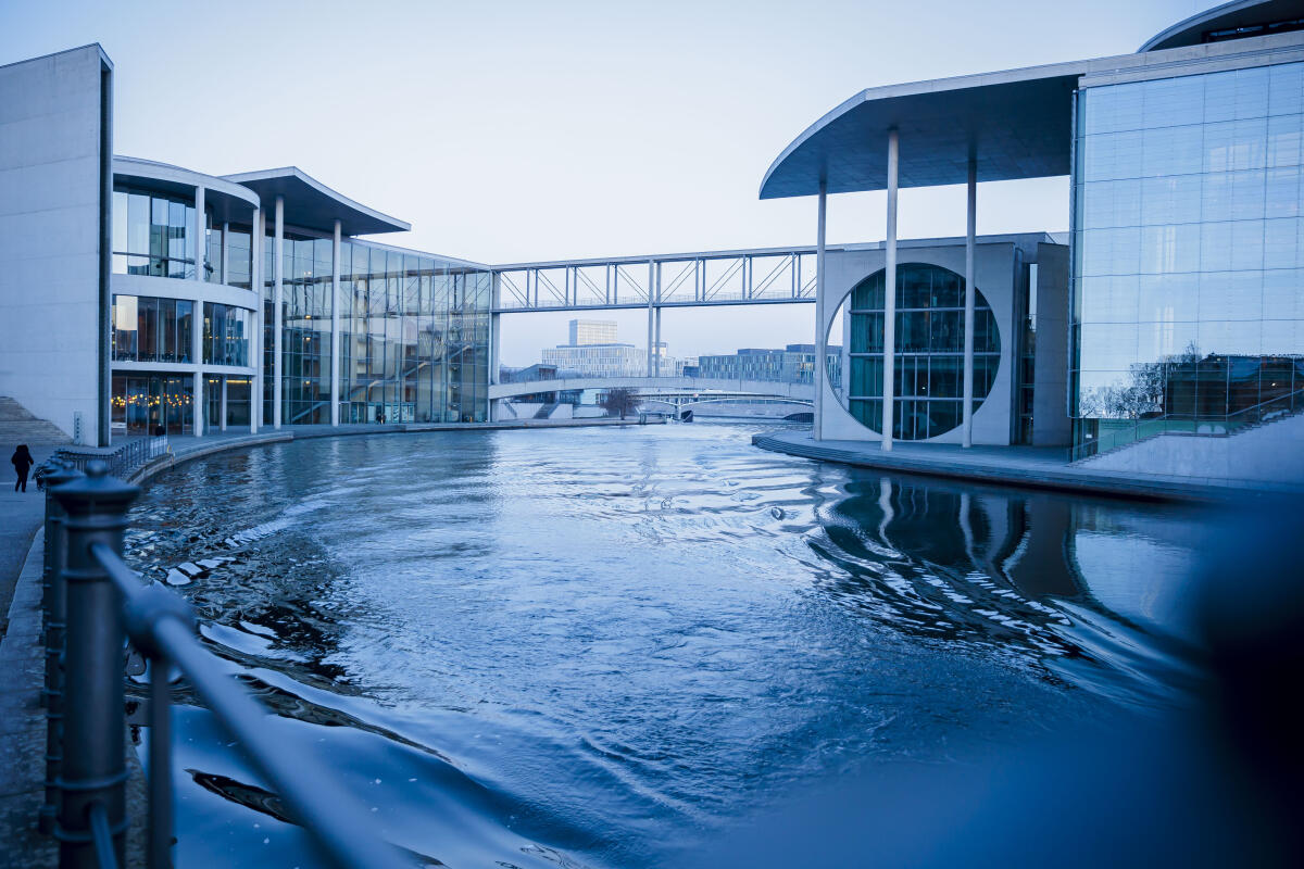 Blick auf die Spree, das Paul-Löbe-Haus und das Marie-Elisabeth-Lüders-Haus in den frühen Morgenstunden vom Fotografen Thomas Trutschel. Blick auf die Spree, das Paul-Löbe-Haus und das Marie-Elisabeth-Lüders-Haus in den frühen Morgenstunden vom Fotografen Thomas Trutschel.