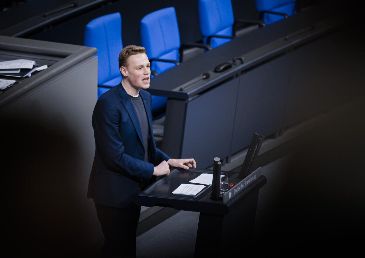 Jakob Blankenburg, SPD, MdB hält eine Rede zu TOP 14 „Deutsche Nachhaltigkeitsstrategie“ im Plenum. Blankenburg, Jakob Jakob Blankenburg, SPD, MdB hält eine Rede zu TOP 14 „Deutsche Nachhaltigkeitsstrategie“ im Plenum.