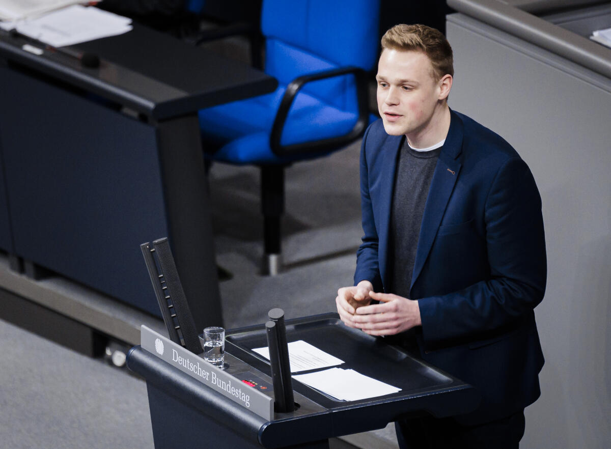 Jakob Blankenburg, SPD, MdB hält eine Rede zu TOP 14 „Deutsche Nachhaltigkeitsstrategie“ im Plenum. Blankenburg, Jakob Jakob Blankenburg, SPD, MdB hält eine Rede zu TOP 14 „Deutsche Nachhaltigkeitsstrategie“ im Plenum.