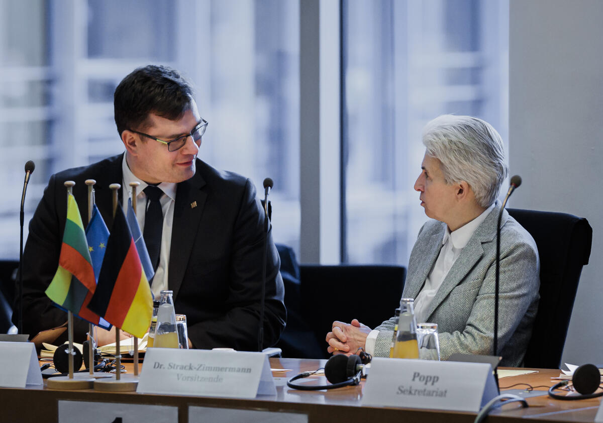 Strack-Zimmermann, Marie-Agnes Verteidigungsausschuss des Deutschen Bundestages unter Leitung der Vorsitzenden Dr. Marie-Agnes Strack-Zimmermann (r), FDP, MdB, empfängt eine Delegation des Ausschusses für Nationale Sicherheit und Verteidigung im Seimas der Republik Litauen unter Leitung des Vorsitzenden, Laurynas Kasčiūnas (l).