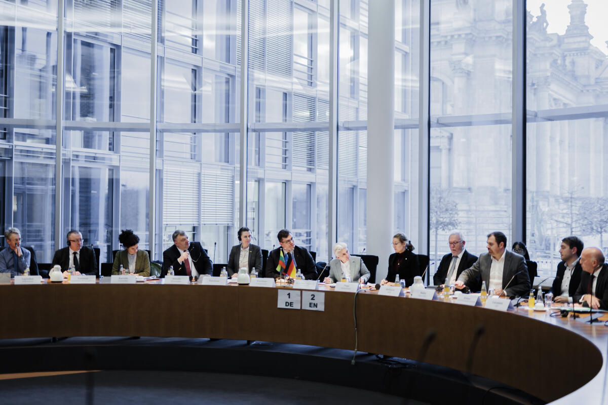 Verteidigungsausschuss des Deutschen Bundestages unter Leitung der Vorsitzenden Dr. Marie-Agnes Strack-Zimmermann, FDP, MdB, empfängt eine Delegation des Ausschusses für Nationale Sicherheit und Verteidigung im Seimas der Republik Litauen unter Leitung des Vorsitzenden, Laurynas Kasčiūnas.; Hier: Saalübersicht Strack-Zimmermann, Marie-Agnes Verteidigungsausschuss des Deutschen Bundestages unter Leitung der Vorsitzenden Dr. Marie-Agnes Strack-Zimmermann, FDP, MdB, empfängt eine Delegation des Ausschusses für Nationale Sicherheit und Verteidigung im Seimas der Republik Litauen unter Leitung des Vorsitzenden, Laurynas Kasčiūnas.; Hier: Saalübersicht