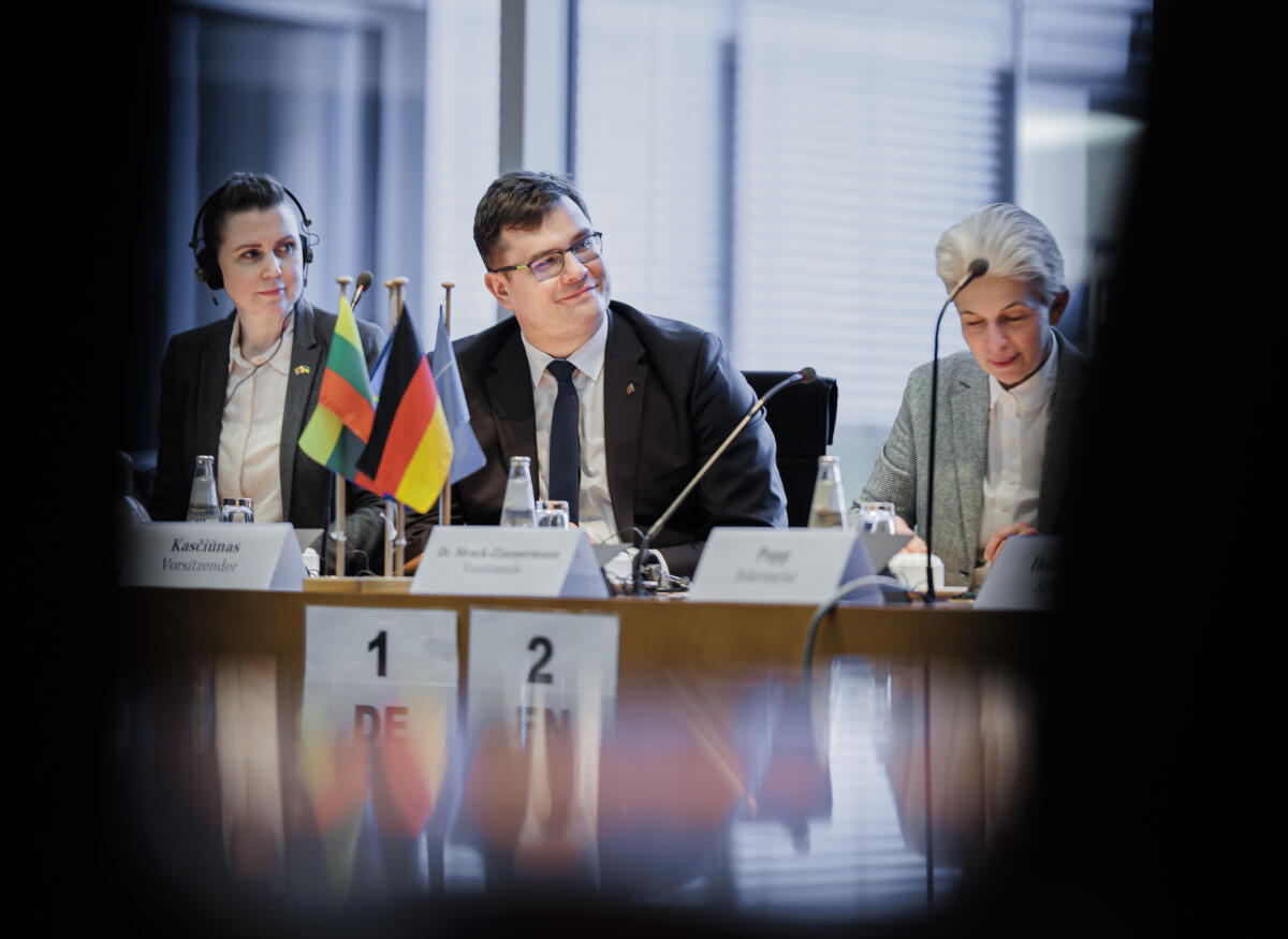Strack-Zimmermann, Marie-Agnes Verteidigungsausschuss des Deutschen Bundestages unter Leitung der Vorsitzenden Dr. Marie-Agnes Strack-Zimmermann (r), FDP, MdB, empfängt eine Delegation des Ausschusses für Nationale Sicherheit und Verteidigung im Seimas der Republik Litauen unter Leitung des Vorsitzenden, Laurynas Kasčiūnas (2vl).