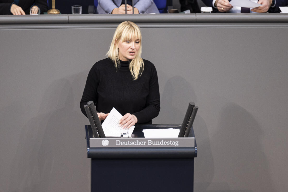 Luise Amtsberg, BÜNDNIS 90/DIE GRÜNEN, MdB, hält eine Rede zu TOP 24 „Bericht Menschenrechtspolitik der Bundesregierung“ im Plenum. Amtsberg, Luise Luise Amtsberg, BÜNDNIS 90/DIE GRÜNEN, MdB, hält eine Rede zu TOP 24 „Bericht Menschenrechtspolitik der Bundesregierung“ im Plenum.