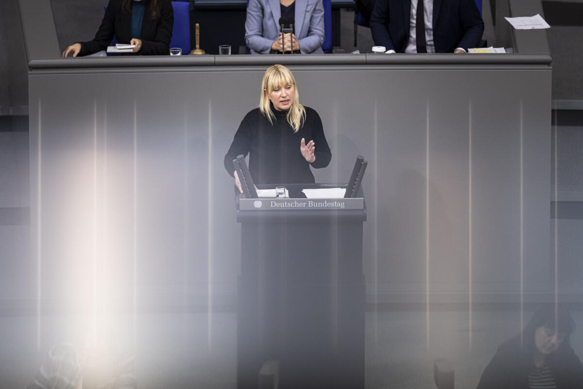Amtsberg, Luise Luise Amtsberg, BÜNDNIS 90/DIE GRÜNEN, MdB, hält eine Rede zu TOP 24 „Bericht Menschenrechtspolitik der Bundesregierung“ im Plenum.