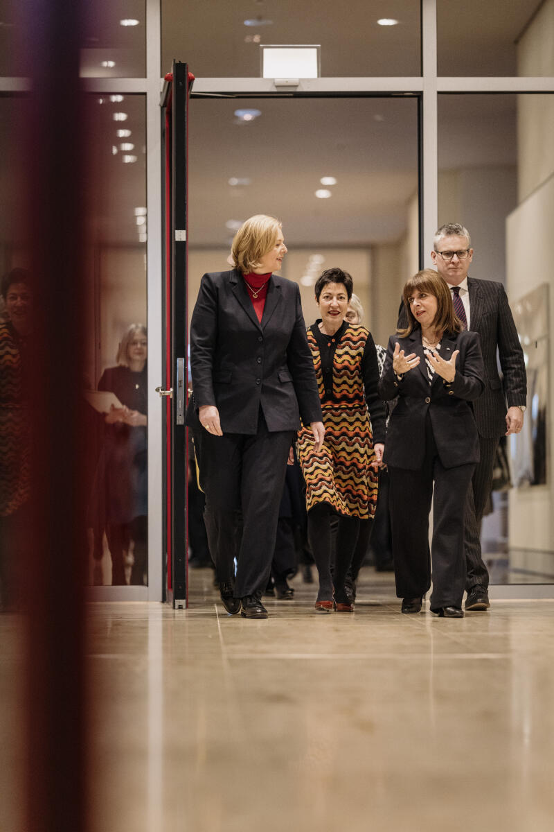 Bundestagspräsidentin Bärbel Bas (l), SPD, MdB, empfängt die griechische Staatspräsidentin, Katerina Sakellaropoulou (2vr), zu einem Gespräch. Bas, Bärbel Bundestagspräsidentin Bärbel Bas (l), SPD, MdB, empfängt die griechische Staatspräsidentin, Katerina Sakellaropoulou (2vr), zu einem Gespräch.