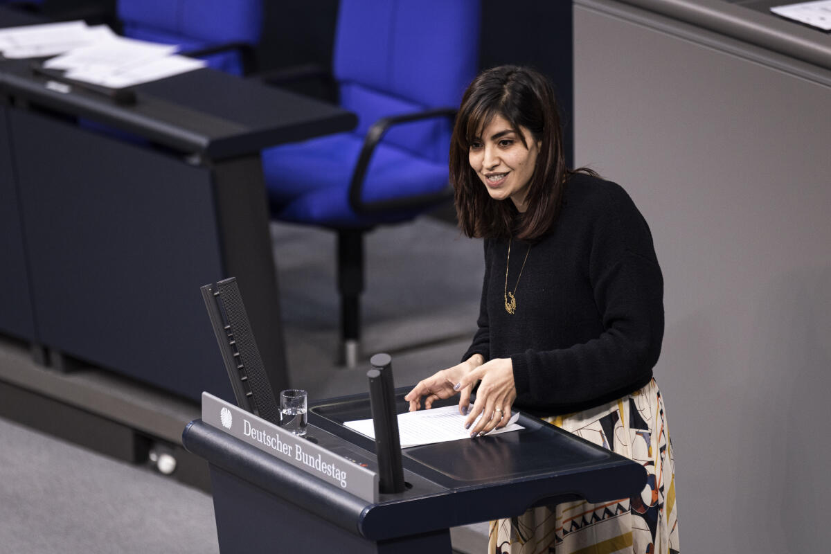 Rasha Nasr, SPD, MdB, hält eine Rede zum ZP 13, 14 „Fonds für Härtefälle der Ost-West-Rentenüberleitung“ im Plenum. Nasr, Rasha Rasha Nasr, SPD, MdB, hält eine Rede zum ZP 13, 14 „Fonds für Härtefälle der Ost-West-Rentenüberleitung“ im Plenum.