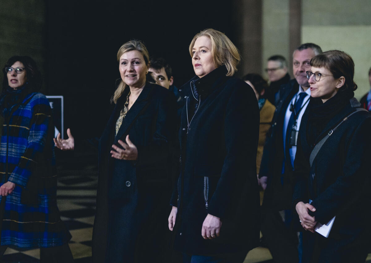 Bundestagspräsidentin Bärbel Bas (r), SPD, MdB, und Yaël Braun-Pivet (l), Präsidentin der Nationalversammlung, im Rahmen der Feierlichkeiten des 60. Jubiläum der Unterzeichnung des Élysée-Vertrages im Pantheon in Paris.; Bas, Bärbel Bundestagspräsidentin Bärbel Bas (r), SPD, MdB, und Yaël Braun-Pivet (l), Präsidentin der Nationalversammlung, im Rahmen der Feierlichkeiten des 60. Jubiläum der Unterzeichnung des Élysée-Vertrages im Pantheon in Paris.;