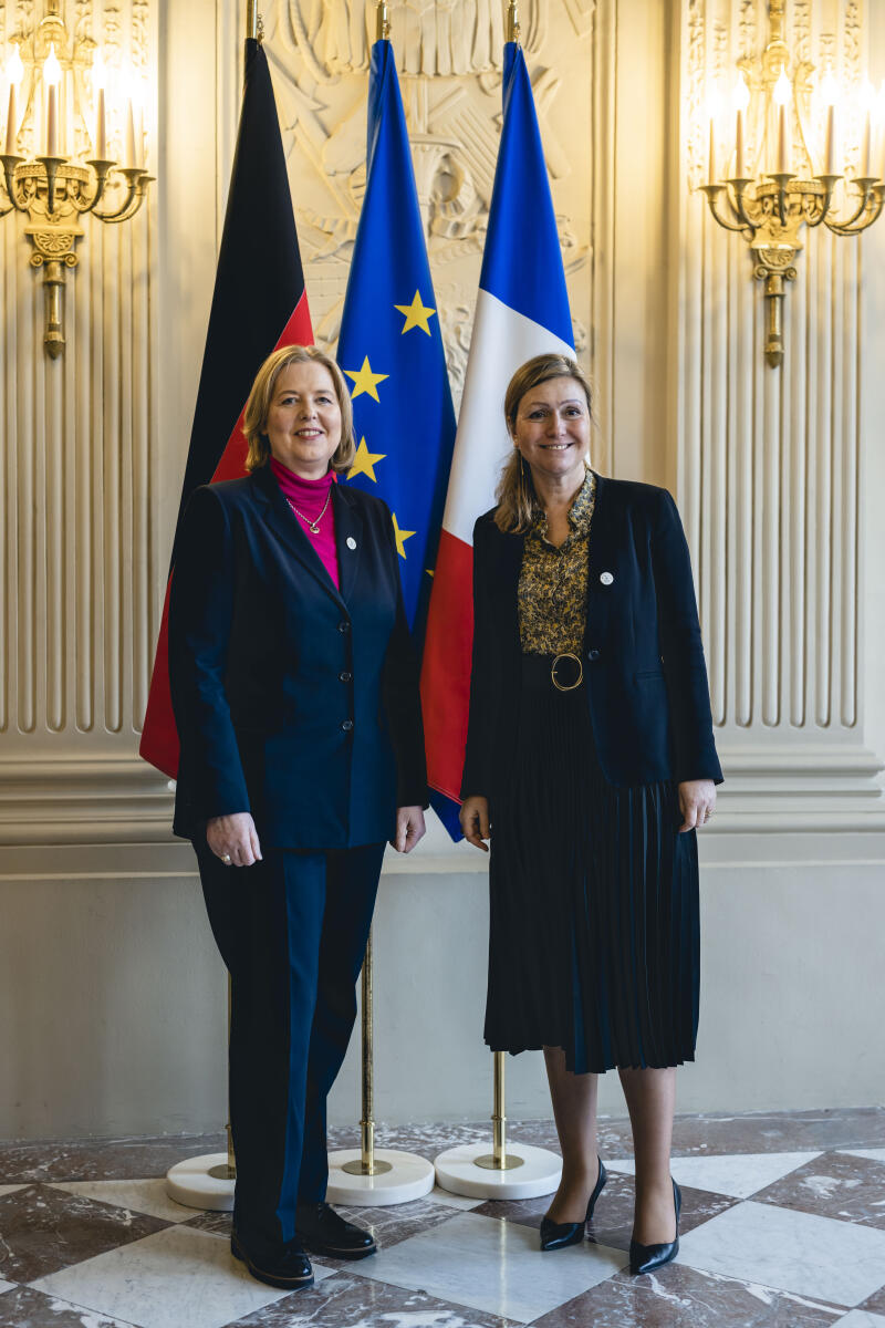 Bundestagspräsidentin Bärbel Bas (l), SPD, MdB, und Yaël Braun-Pivet (r), Präsidentin der Nationalversammlung, im Rahmen der Feierlichkeiten des 60. Jubiläum der Unterzeichnung des Élysée-Vertrages in der Assemblee Nationale in Paris.; Bas, Bärbel Bundestagspräsidentin Bärbel Bas (l), SPD, MdB, und Yaël Braun-Pivet (r), Präsidentin der Nationalversammlung, im Rahmen der Feierlichkeiten des 60. Jubiläum der Unterzeichnung des Élysée-Vertrages in der Assemblee Nationale in Paris.;