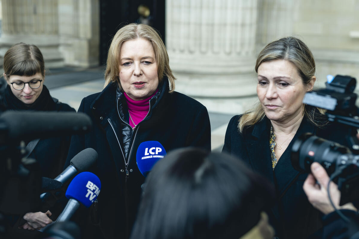 Bundestagspräsidentin Bärbel Bas (l), SPD, MdB, und Yaël Braun-Pivet (r), Präsidentin der Nationalversammlung, im Rahmen der Feierlichkeiten des 60. Jubiläum der Unterzeichnung des Élysée-Vertrages bei einer Pressebegegnung vor dem Pantheon in Paris.; Bas, Bärbel Bundestagspräsidentin Bärbel Bas (l), SPD, MdB, und Yaël Braun-Pivet (r), Präsidentin der Nationalversammlung, im Rahmen der Feierlichkeiten des 60. Jubiläum der Unterzeichnung des Élysée-Vertrages bei einer Pressebegegnung vor dem Pantheon in Paris.;