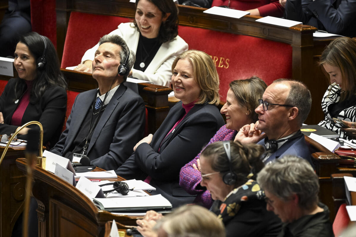 (1.Reihe vlnr) Naïma Moutchou, LREM, Vizepräsidentin der Assemblée nationale; Rolf Mützenich, SPD, MdB; Bundestagspräsidentin Bärbel Bas, SPD, MdB; Valérie Rabault, Socialistes et apparentés; Friedrich Merz, CDU/CSU, MdB; Caroline Fiat, La France Insoumise; Britta Haßelmann, Bündnis 90/Die Grünen, MdB.; (2.Reihe vlnr) Bundestagsvizepräsidentin Aydan Özoguz, SPD, MdB; Bundestagsvizepräsidentin Yvonne Magwas, CDU/CSU, MdB; während der Arbeitssitzung der Assemblée nationale und des Deutschen Bundestages im Rahmen der Feierlichkeiten des 60. Jubiläum der Unterzeichnung des Élysée-Vertrages in der Assemblée nationale, Paris.; Bas, Bärbel; Mützenich, Rolf; Merz, Friedrich; Haßelmann, Britta; Özoğuz, Aydan; Magwas, Yvonne (1.Reihe vlnr) Naïma Moutchou, LREM, Vizepräsidentin der Assemblée nationale; Rolf Mützenich, SPD, MdB; Bundestagspräsidentin Bärbel Bas, SPD, MdB; Valérie Rabault, Socialistes et apparentés; Friedrich Merz, CDU/CSU, MdB; Caroline Fiat, La France Insoumise; Britta Haßelmann, Bündnis 90/Die Grünen, MdB.; (2.Reihe vlnr) Bundestagsvizepräsidentin Aydan Özoguz, SPD, MdB; Bundestagsvizepräsidentin Yvonne Magwas, CDU/CSU, MdB; während der Arbeitssitzung der Assemblée nationale und des Deutschen Bundestages im Rahmen der Feierlichkeiten des 60. Jubiläum der Unterzeichnung des Élysée-Vertrages in der Assemblée nationale, Paris.;