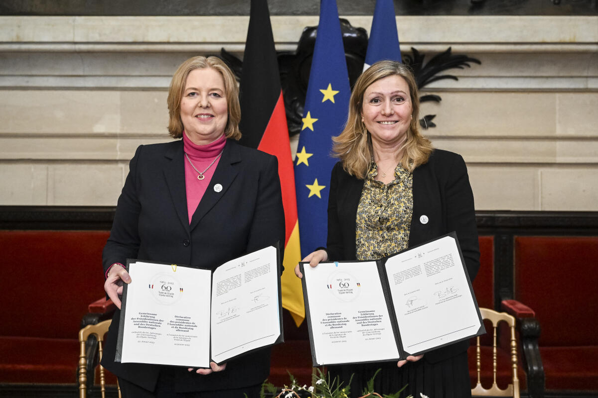 Bundestagspräsidentin Bärbel Bas (l), SPD, MdB, und Yaël Braun-Pivet (r), Präsidentin der Nationalversammlung, bei der Unterzeichnung der Gemeinsamen Erklärung im Anschluss an die Arbeitssitzung der Assemblée nationale und des Deutschen Bundestages im Rahmen der Feierlichkeiten des 60. Jubiläum der Unterzeichnung des Élysée-Vertrages in der Assemblee Nationale in Paris. Bas, Bärbel Bundestagspräsidentin Bärbel Bas (l), SPD, MdB, und Yaël Braun-Pivet (r), Präsidentin der Nationalversammlung, bei der Unterzeichnung der Gemeinsamen Erklärung im Anschluss an die Arbeitssitzung der Assemblée nationale und des Deutschen Bundestages im Rahmen der Feierlichkeiten des 60. Jubiläum der Unterzeichnung des Élysée-Vertrages in der Assemblee Nationale in Paris.