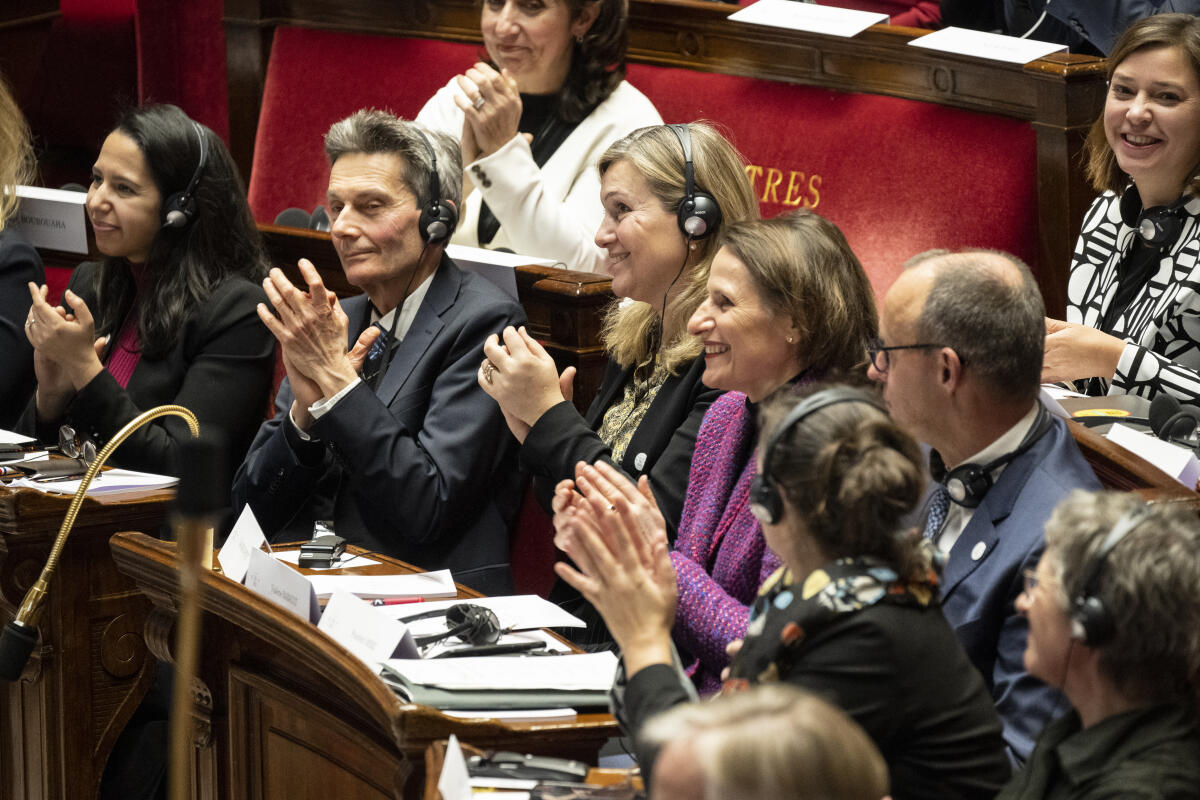 (1.Reihe vlnr) Naïma Moutchou, LREM, Vizepräsidentin der Assemblée nationale; Rolf Mützenich, SPD, MdB; Yaël Braun-Pivet, Parlamentspräsidentin der Assemblée nationale Frankreich; Valérie Rabault, Socialistes et apparentés; Friedrich Merz, CDU/CSU, MdB; Caroline Fiat, La France Insoumise; Britta Haßelmann, Bündnis 90/Die Grünen, MdB.; (2.Reihe vlnr) Bundestagsvizepräsidentin Aydan Özoguz, SPD, MdB; Bundestagsvizepräsidentin Yvonne Magwas, CDU/CSU, MdB; während der Arbeitssitzung der Assemblée nationale und des Deutschen Bundestages im Rahmen der Feierlichkeiten des 60. Jubiläum der Unterzeichnung des Élysée-Vertrages in der Assemblée nationale, Paris.; Mützenich, Rolf; Merz, Friedrich; Haßelmann, Britta; Özoğuz, Aydan; Magwas, Yvonne (1.Reihe vlnr) Naïma Moutchou, LREM, Vizepräsidentin der Assemblée nationale; Rolf Mützenich, SPD, MdB; Yaël Braun-Pivet, Parlamentspräsidentin der Assemblée nationale Frankreich; Valérie Rabault, Socialistes et apparentés; Friedrich Merz, CDU/CSU, MdB; Caroline Fiat, La France Insoumise; Britta Haßelmann, Bündnis 90/Die Grünen, MdB.; (2.Reihe vlnr) Bundestagsvizepräsidentin Aydan Özoguz, SPD, MdB; Bundestagsvizepräsidentin Yvonne Magwas, CDU/CSU, MdB; während der Arbeitssitzung der Assemblée nationale und des Deutschen Bundestages im Rahmen der Feierlichkeiten des 60. Jubiläum der Unterzeichnung des Élysée-Vertrages in der Assemblée nationale, Paris.;