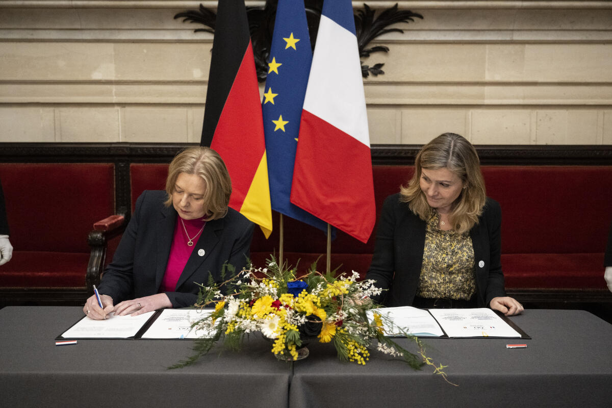 Bundestagspräsidentin Bärbel Bas (l), SPD, MdB, und Yaël Braun-Pivet (r), Präsidentin der Nationalversammlung, bei der Unterzeichnung der Gemeinsamen Erklärung im Anschluss an die Arbeitssitzung der Assemblée nationale und des Deutschen Bundestages im Rahmen der Feierlichkeiten des 60. Jubiläum der Unterzeichnung des Élysée-Vertrages in der Assemblee Nationale in Paris. Bas, Bärbel Bundestagspräsidentin Bärbel Bas (l), SPD, MdB, und Yaël Braun-Pivet (r), Präsidentin der Nationalversammlung, bei der Unterzeichnung der Gemeinsamen Erklärung im Anschluss an die Arbeitssitzung der Assemblée nationale und des Deutschen Bundestages im Rahmen der Feierlichkeiten des 60. Jubiläum der Unterzeichnung des Élysée-Vertrages in der Assemblee Nationale in Paris.